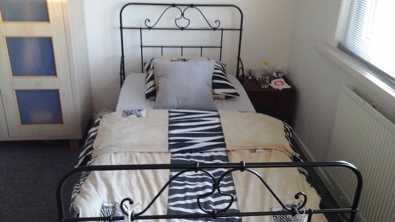 Mooi een persoons bed te koop met matras, Surhuisterveen