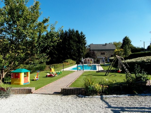 Ardennen vakantiehuisje 5 pers, zwembad, speeltuigen